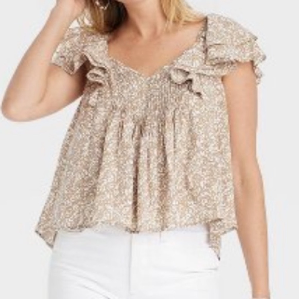 Women’s Ruffle Shorts Sleeve Blouse.  Size. XL.     Tan and White